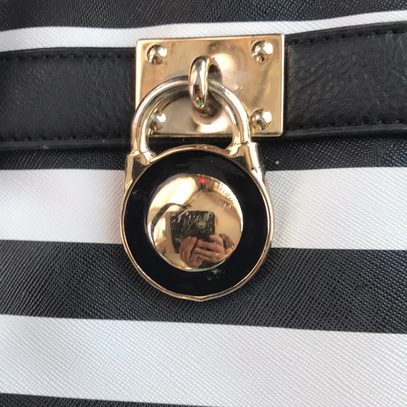 Black and White Mid Size Purse - Picture 6 of 9